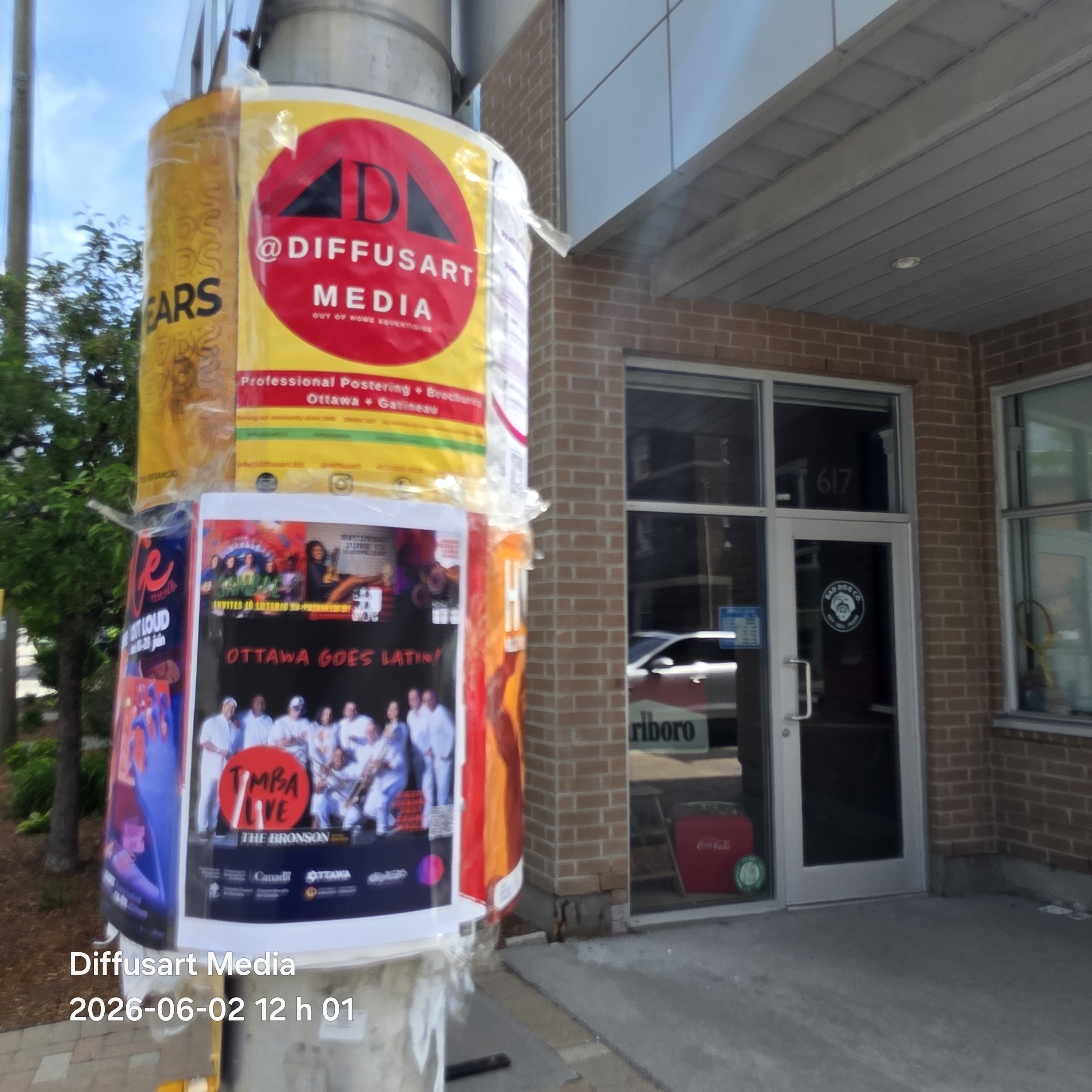Diffusart Media postering column with branding sticker